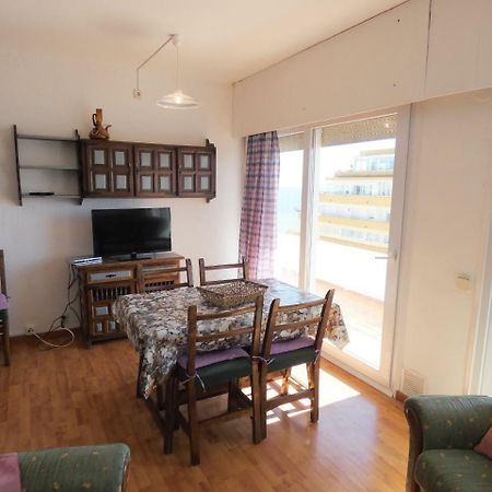 Holiday Center Roses Bagian luar foto