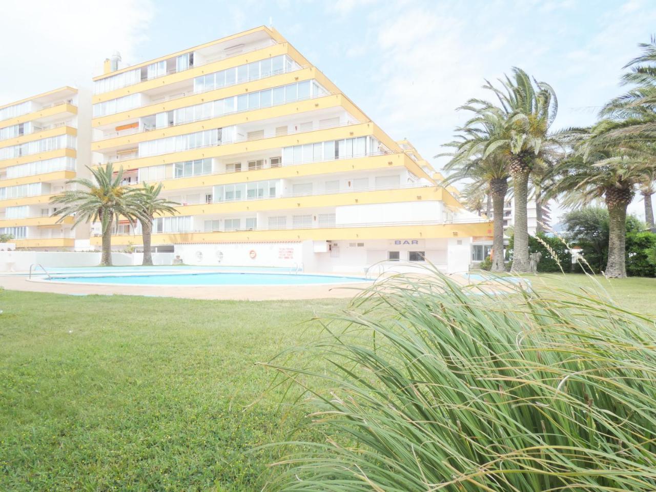 Holiday Center Roses Bagian luar foto